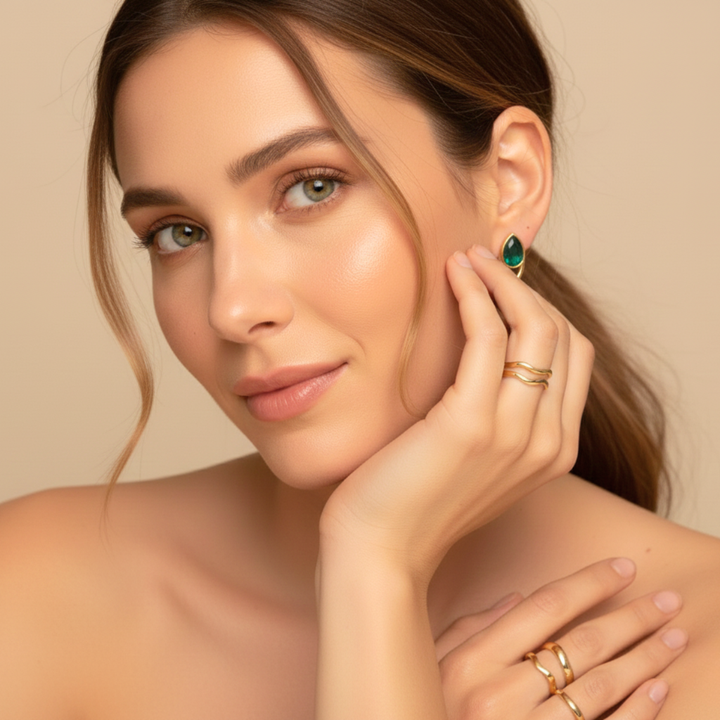 BRINCO FOLHA ESMERALDA - REVESTIDO A OURO 18K