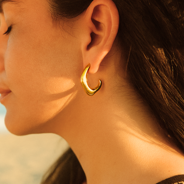 BRINCO CURVATURA - REVESTIDO A OURO 18K