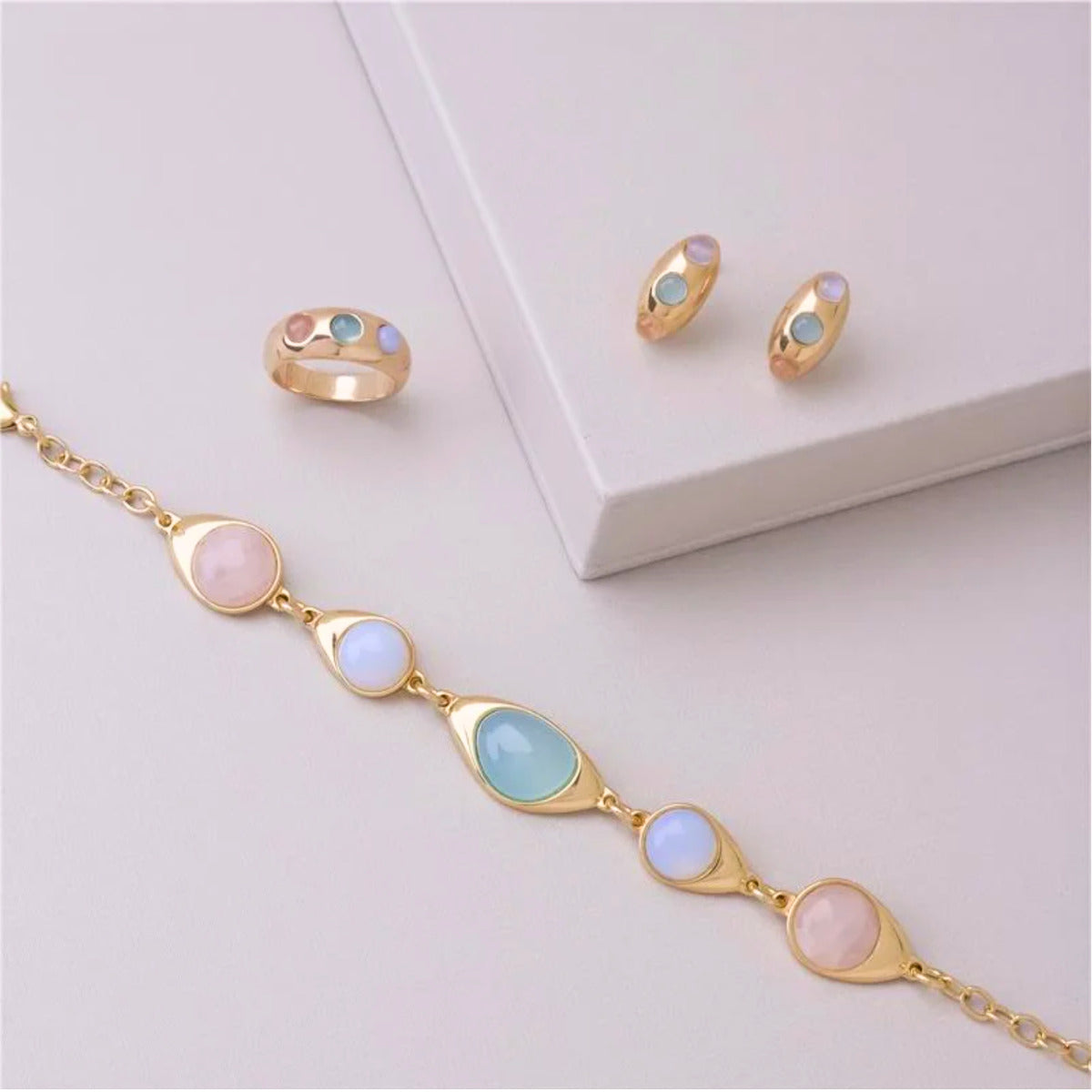 PULSEIRA COM PEDRA DA LUA, QUARTZO ROSA E AGATA AZUL CÉU - BANHADA A OURO 18K (PL110.D)