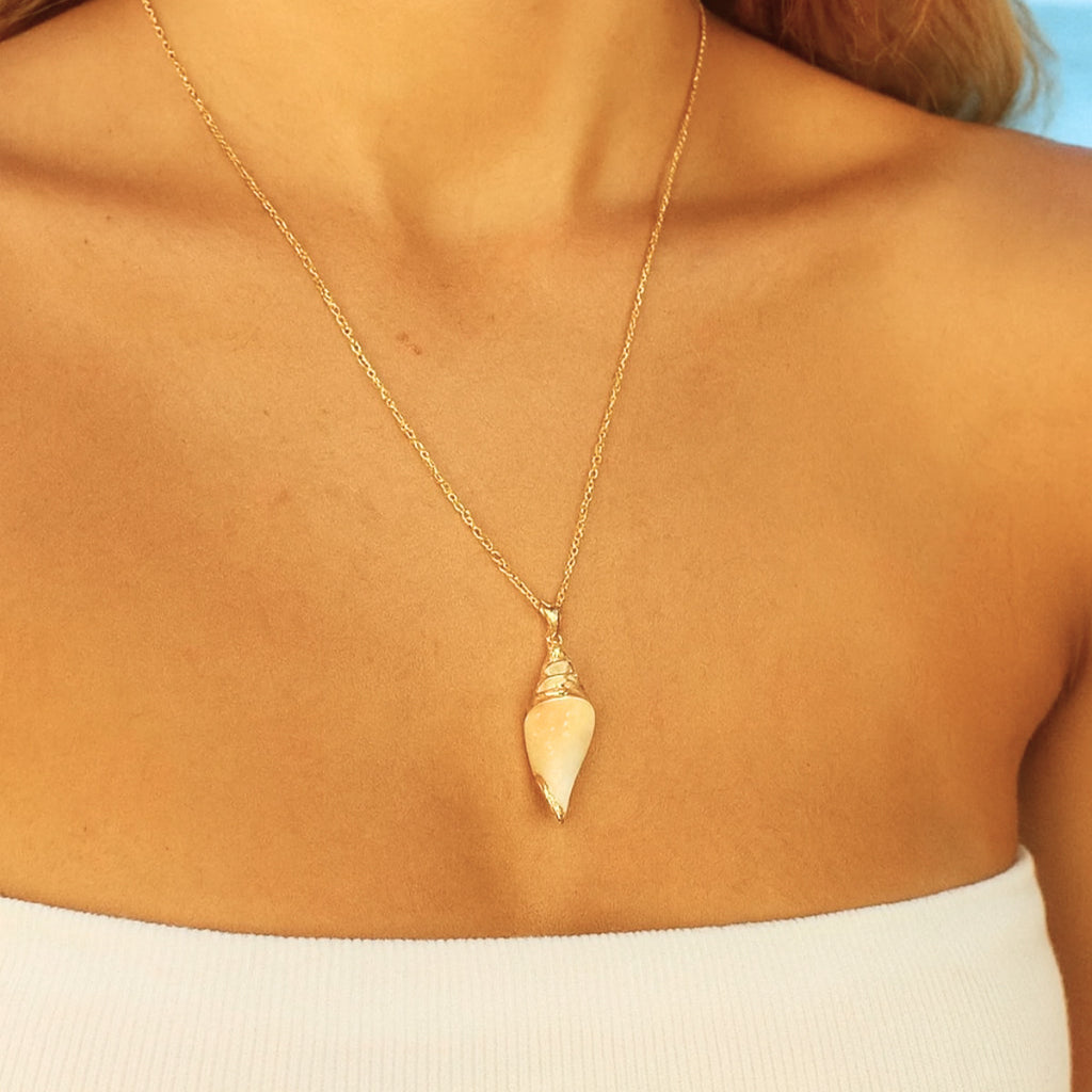 COLAR COM PINGENTE DE CARAMUJO - BANHADO A OURO 18K