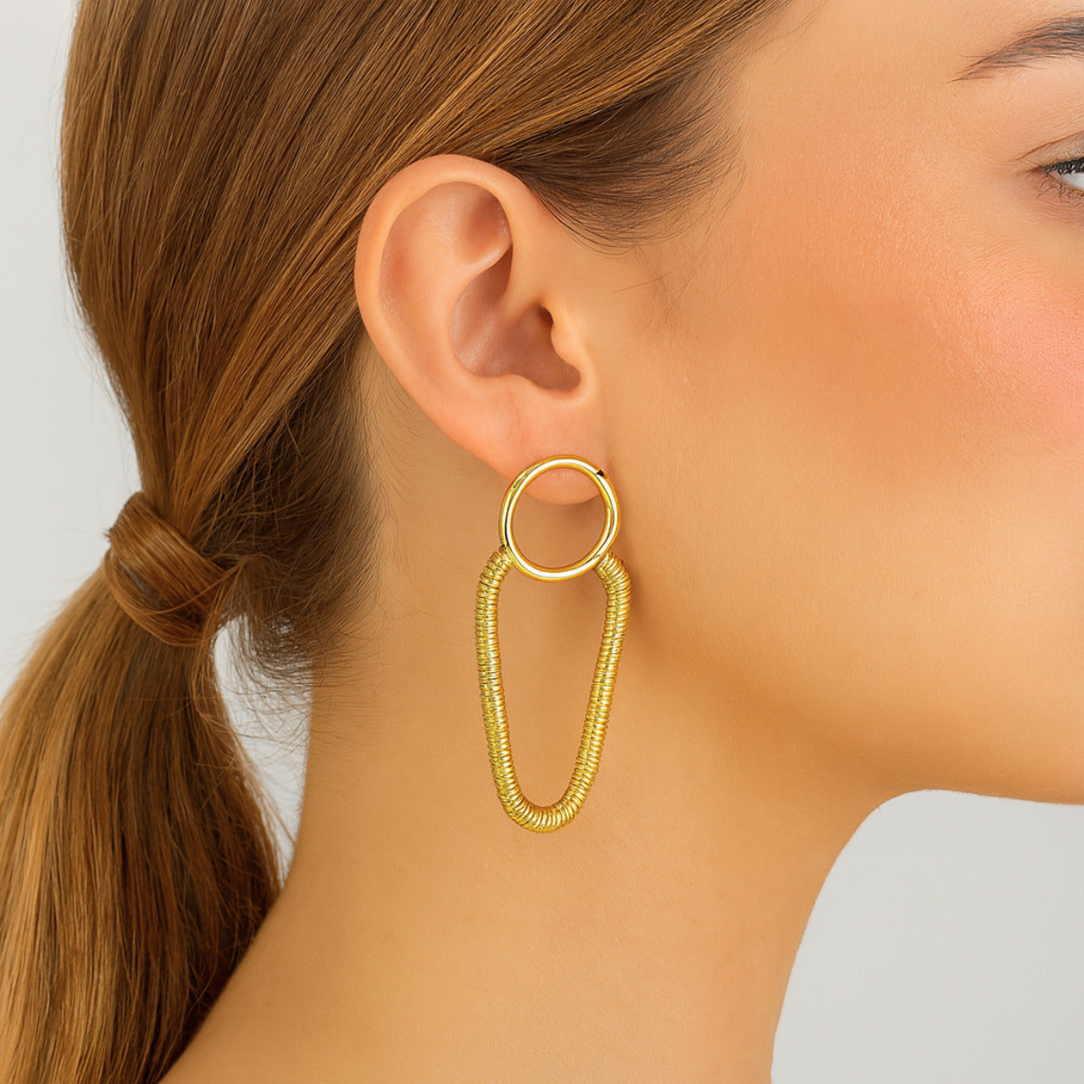 BRINCO ELEGANCE FIO ALEMÃO - BANHADO A OURO 18K