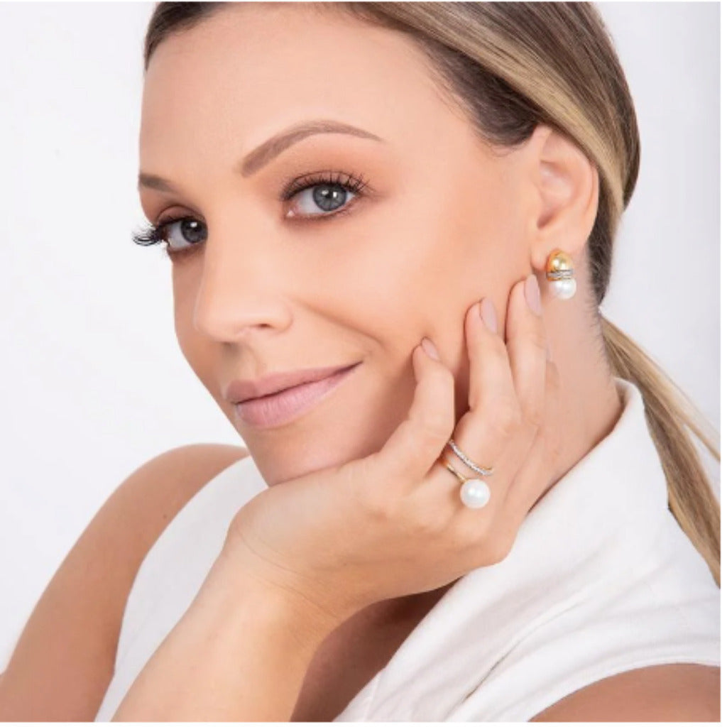 BRINCO DE PÉROLA ESSENZA COM RÓDIO BRANCO - REVESTIDO A OURO 18K
