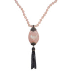COLAR E PINGENTE DE QUARTZO ROSA COM DETALHE DE MADREPÉROLA