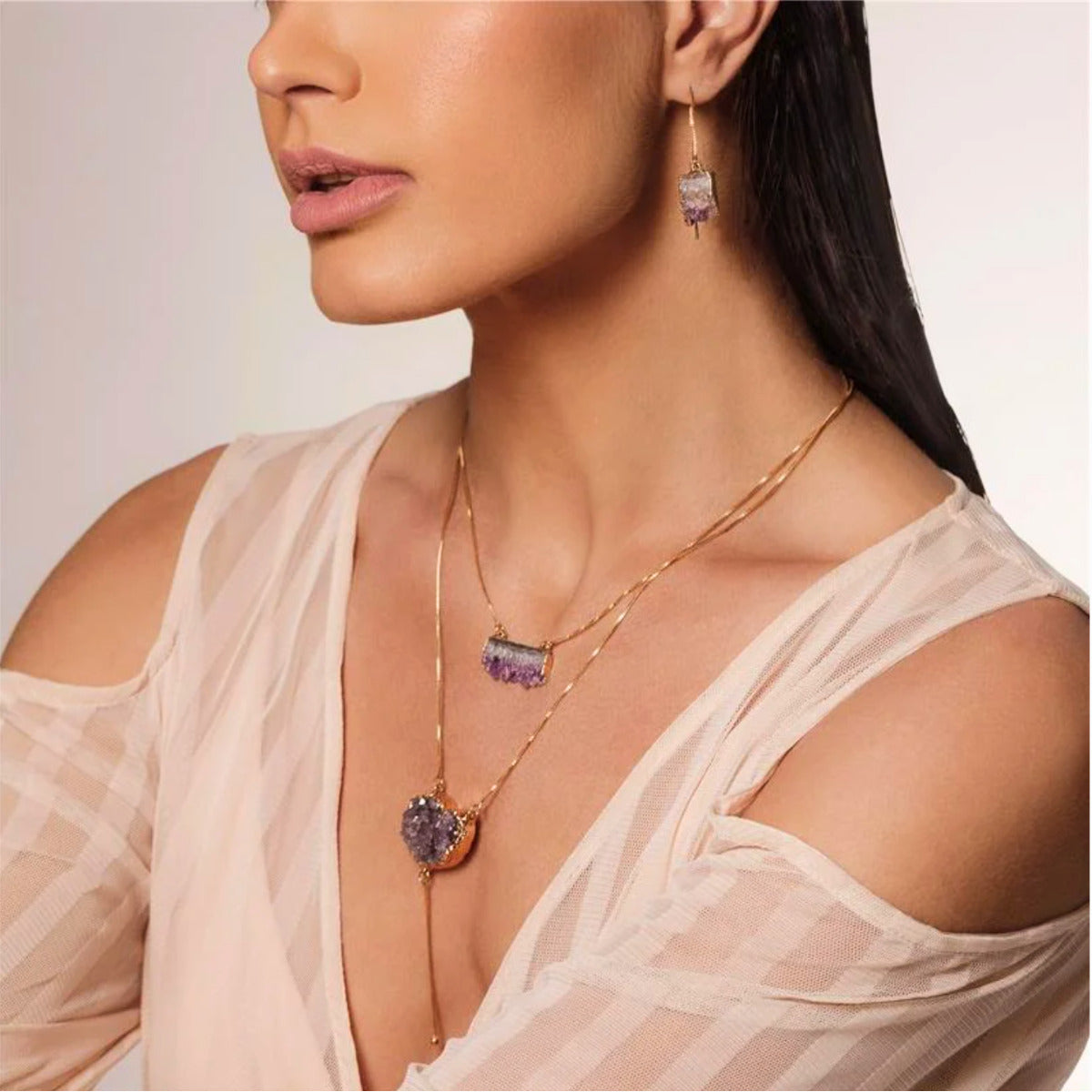 BRINCO GEODO DE AMETISTA LONGO - REVESTIDO A OURO 18K