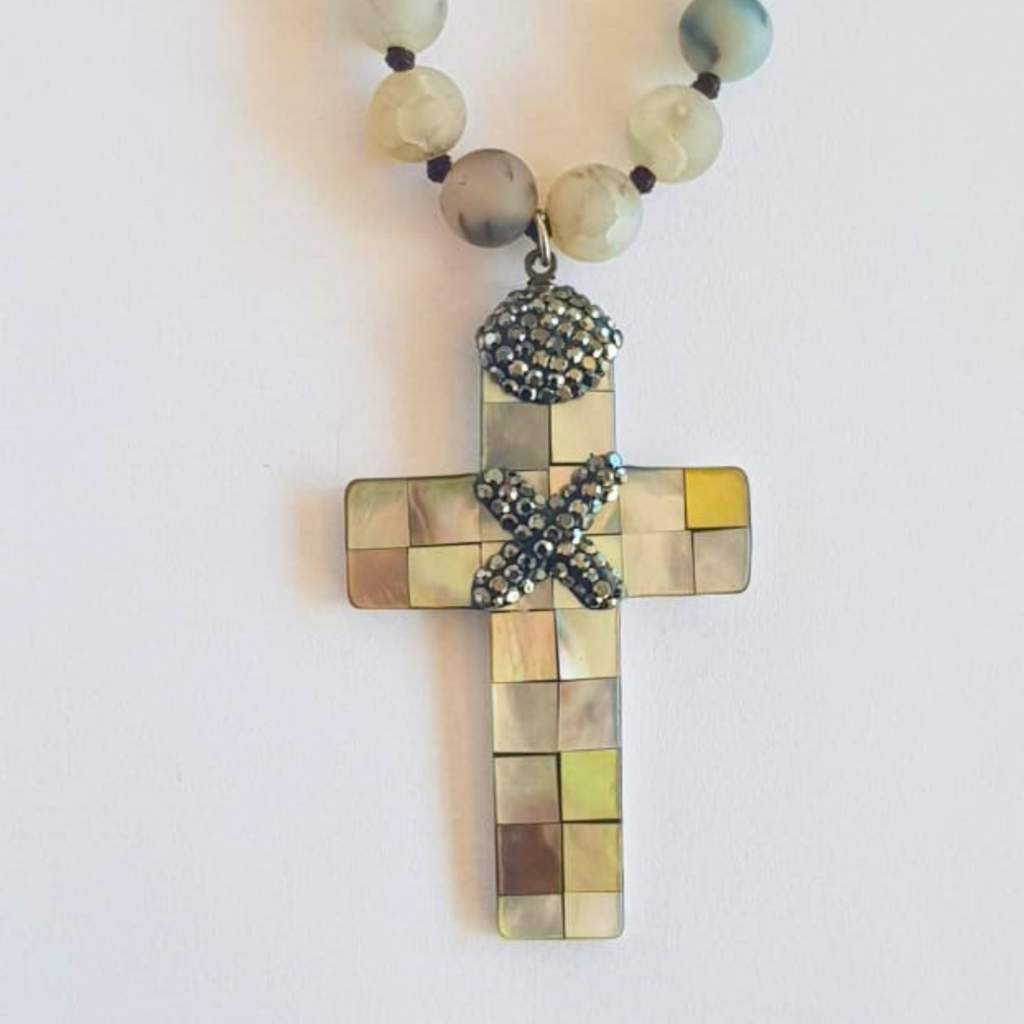 COLAR QUARTZO COM PINGENTE DE CRUZ EM MADREPÉROLA