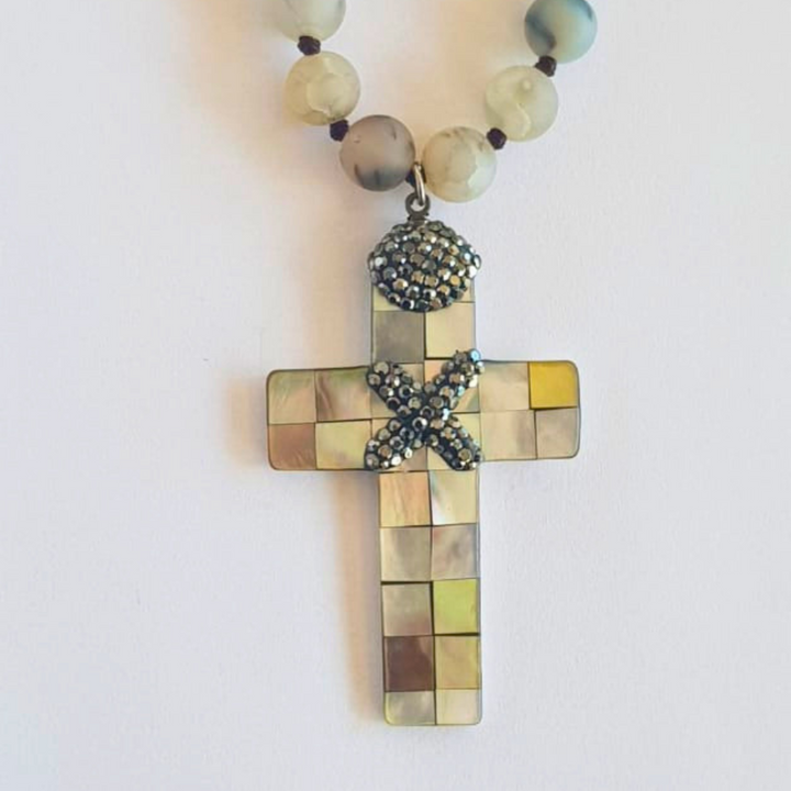 COLAR QUARTZO COM PINGENTE DE CRUZ EM MADREPÉROLA