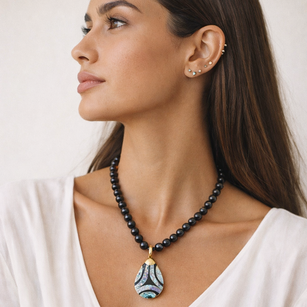 COLAR HEMATITA COM PINGENTE GOTA EM ABALONE E NAUTILUS