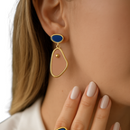 BRINCO ECO NATURAL ROSA E AZUL ESMALTADO - REVESTIDO A OURO 18K