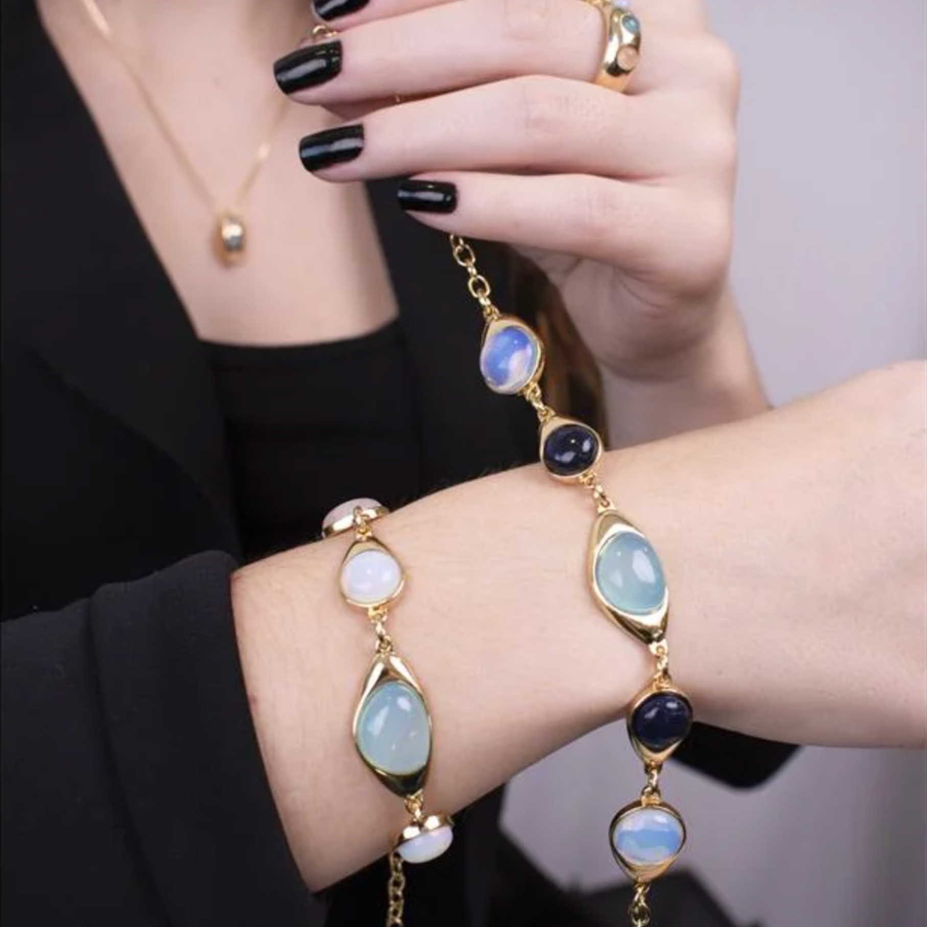 PULSEIRA COM PEDRA DA LUA, QUARTZO ROSA E AGATA AZUL CÉU - BANHADA A OURO 18K (PL110.D)