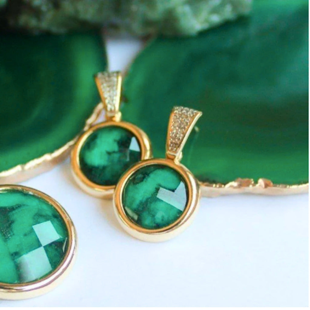 BRINCO DE ESMERALDA REDONDO COM RÓDIO BRANCO - REVESTIDO A OURO 18K