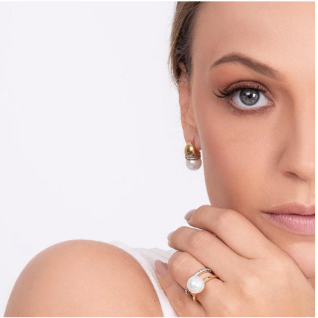 BRINCO DE PÉROLA ESSENZA COM RÓDIO BRANCO - REVESTIDO A OURO 18K
