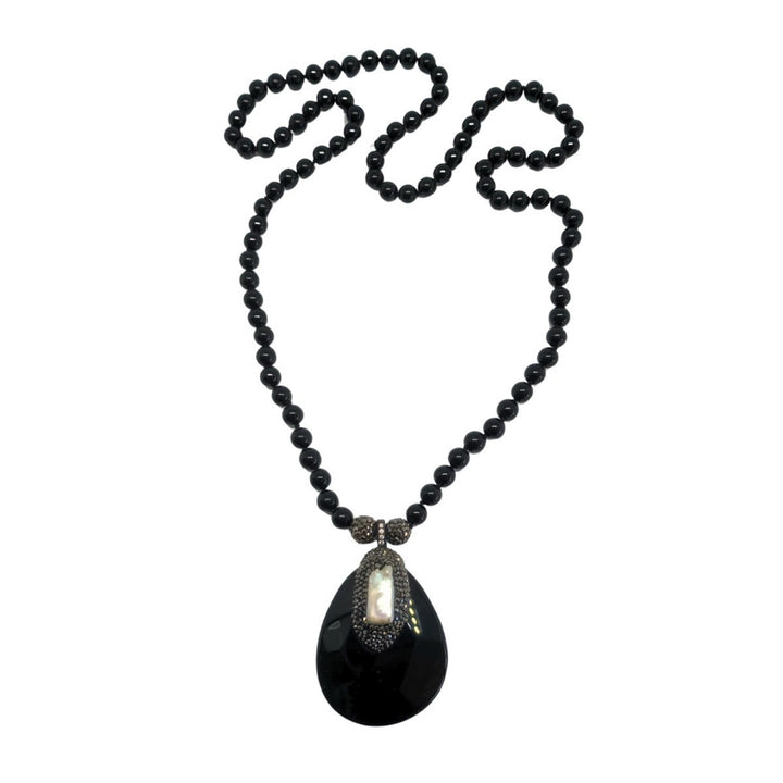 COLAR HEMATITA COM PINGENTE GOTA COM DETALHES EM MADREPÉROLA