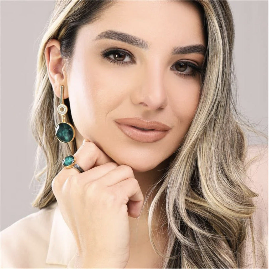 BRINCO LONGO DE ESMERALDA E RÓDIO NEGRO - REVESTIDO A OURO 18K