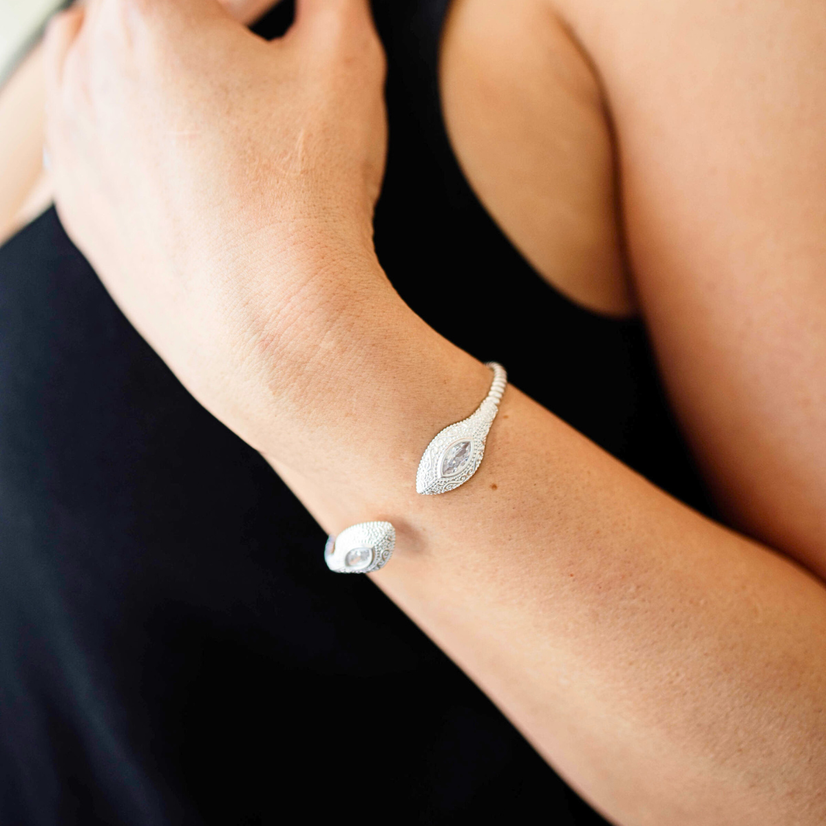BRACELETE COM PONTA CRAVEJADA - PRATA 925