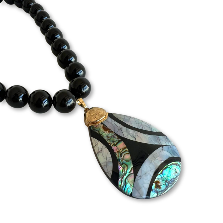 COLAR HEMATITA COM PINGENTE GOTA EM ABALONE E NAUTILUS