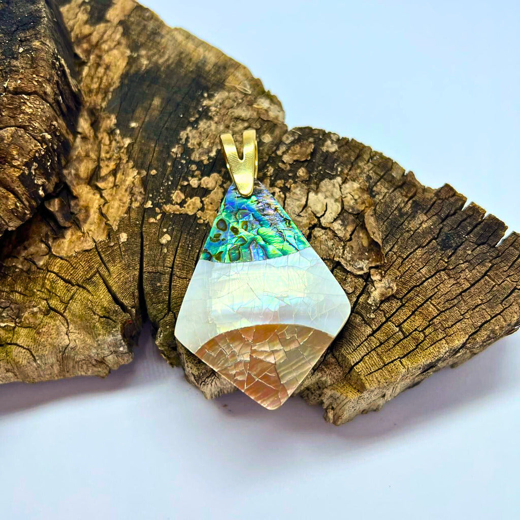 PINGENTE DE MADREPÉROLA E ABALONE - REVESTIDO A OURO 18K