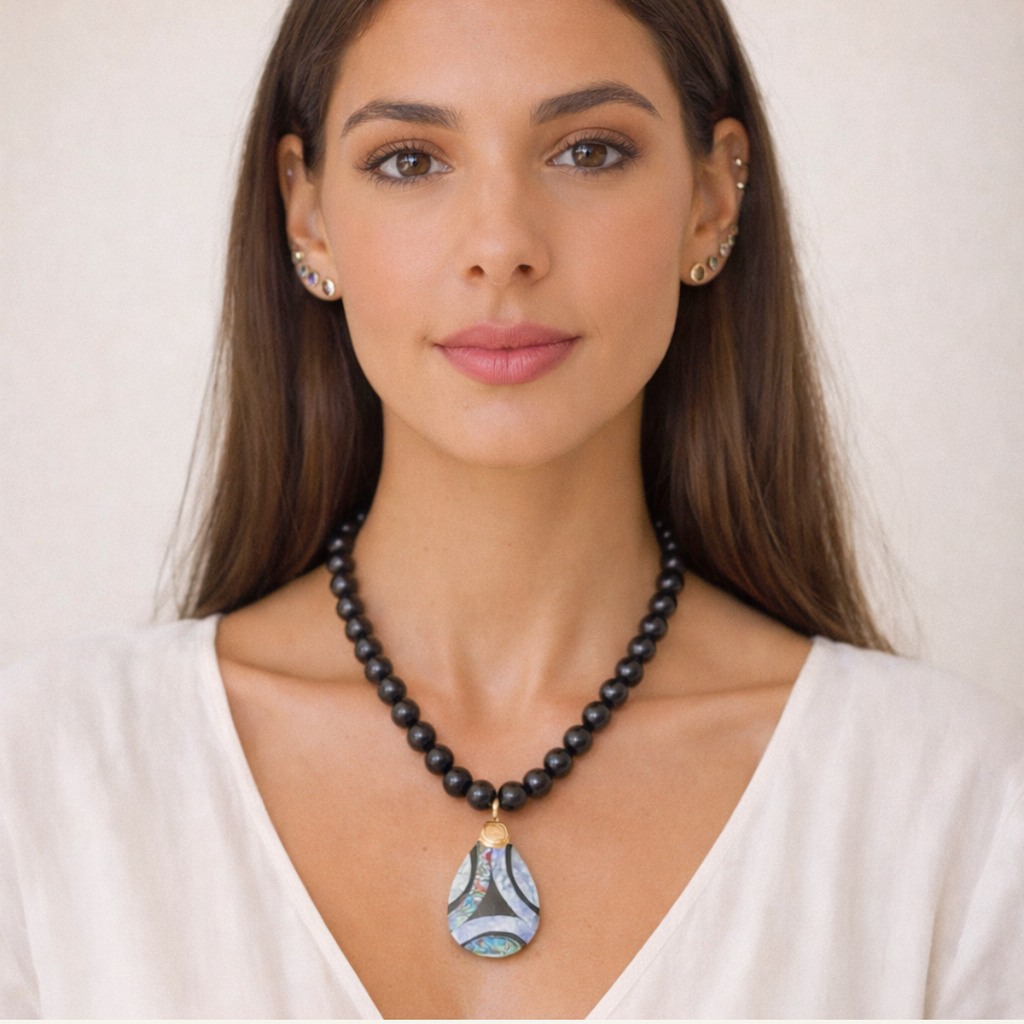 COLAR HEMATITA COM PINGENTE GOTA EM ABALONE E NAUTILUS