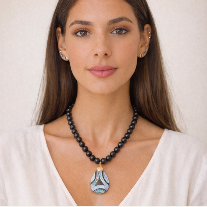 COLAR HEMATITA COM PINGENTE GOTA EM ABALONE E NAUTILUS