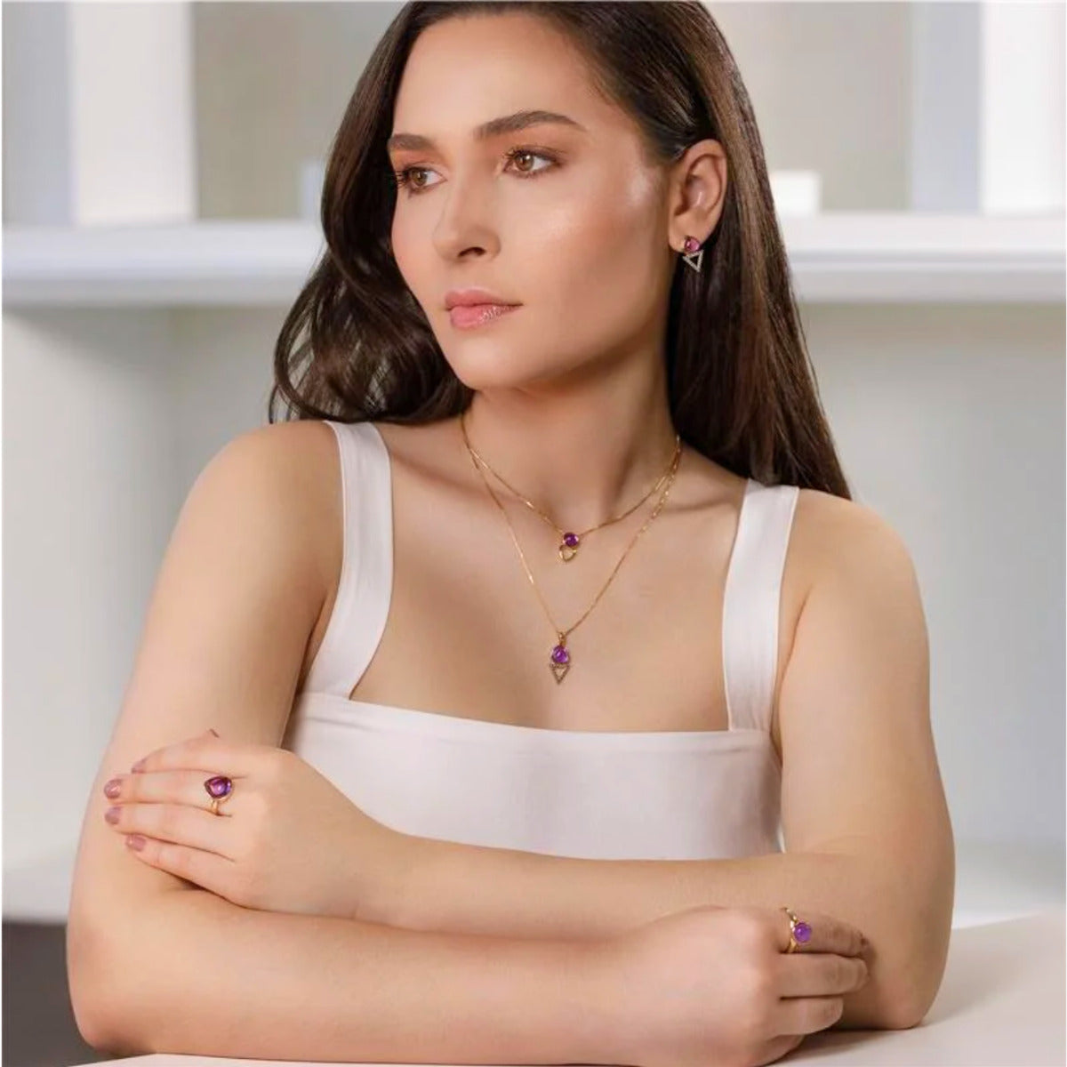 BRINCO AMETISTA COM TRIÂNGULO - REVESTIDO A OURO 18K E RÓDIO BRANCO