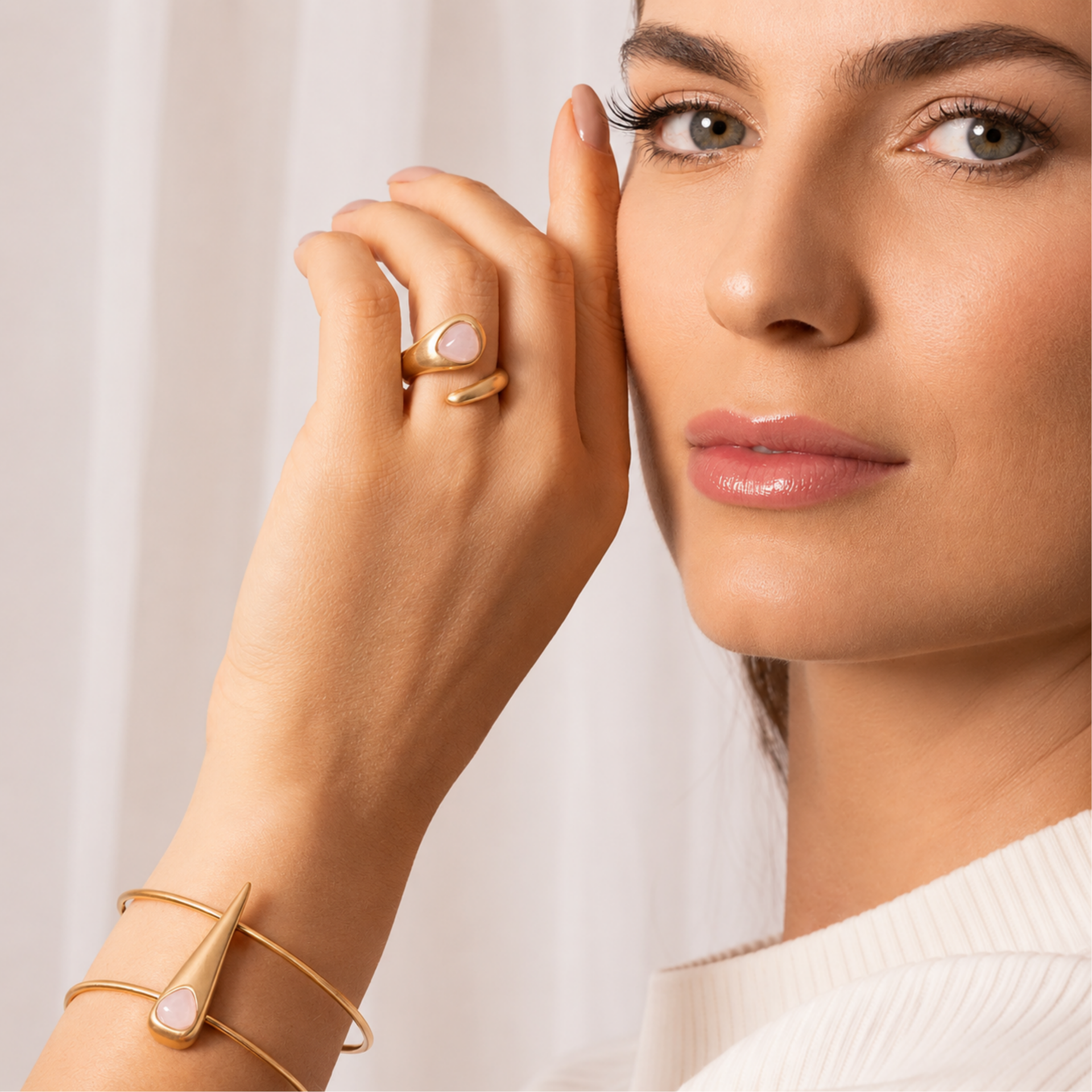 ANEL CORA COM QUARTZO ROSA - BANHO OURO