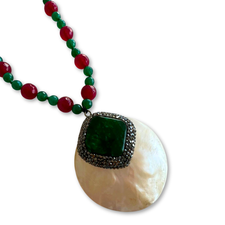 COLAR DE JADE VERDE E VERMELHA COM PINGENTE MADREPÉROLA