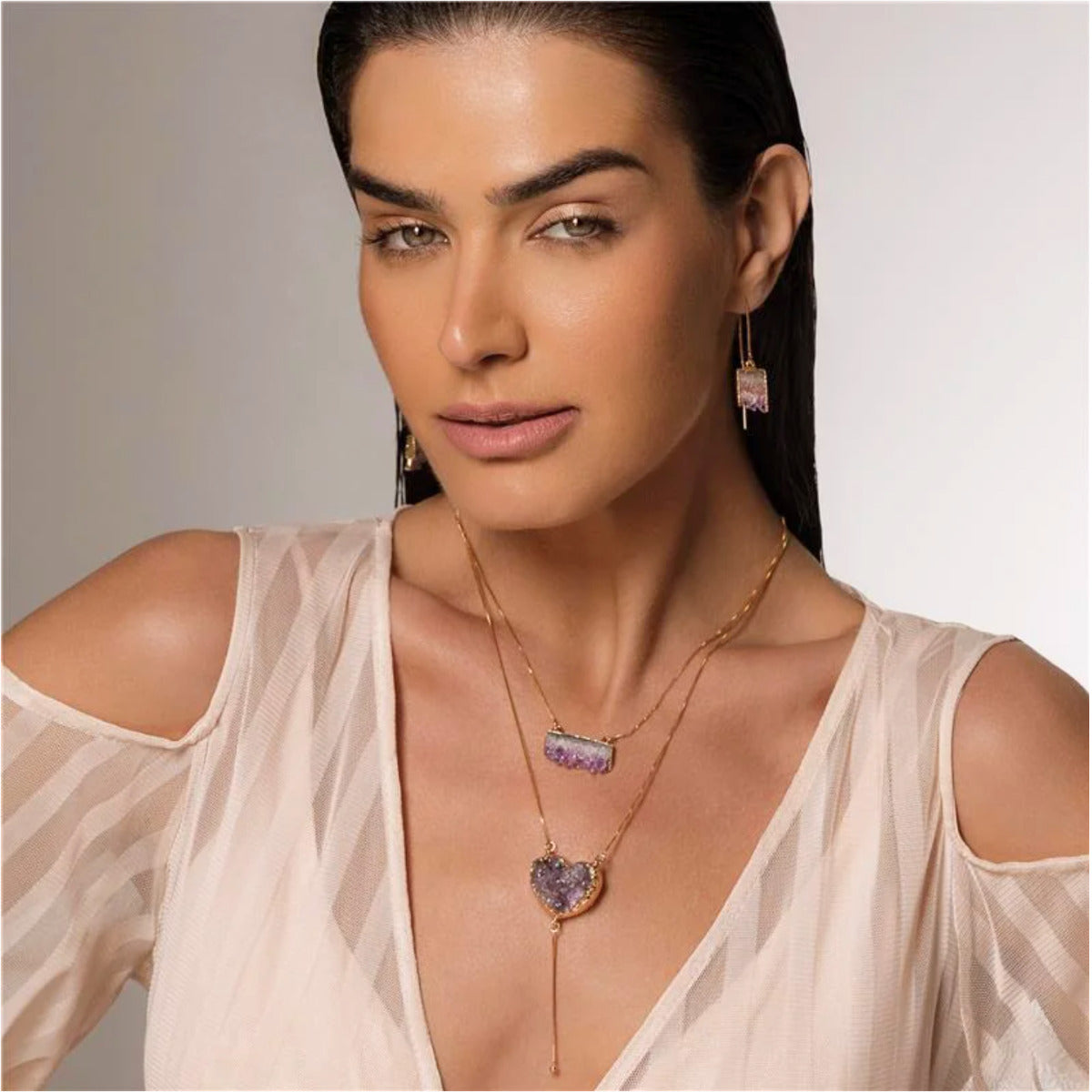 BRINCO GEODO DE AMETISTA LONGO - REVESTIDO A OURO 18K