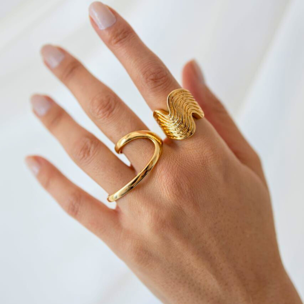 ANEL CURVAS DO OCEANO - REVESTIDO A OURO 18K