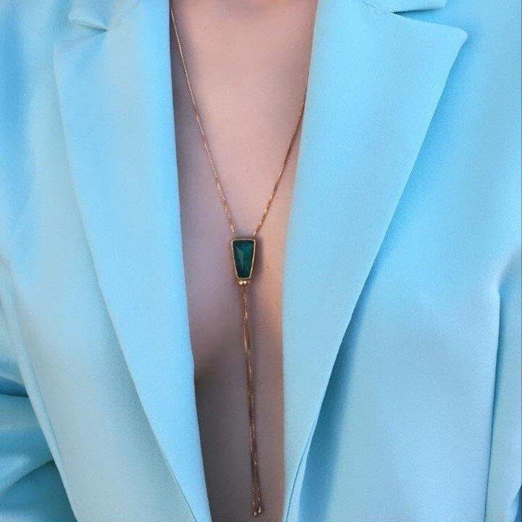 COLAR ESTILO GRAVATA DE ESMERALDA - REVESTIDO A OURO 18K