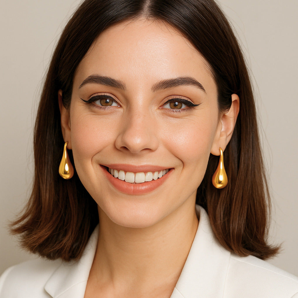 BRINCO GOTA ESCULPIDA - REVESTIDO A OURO 18K